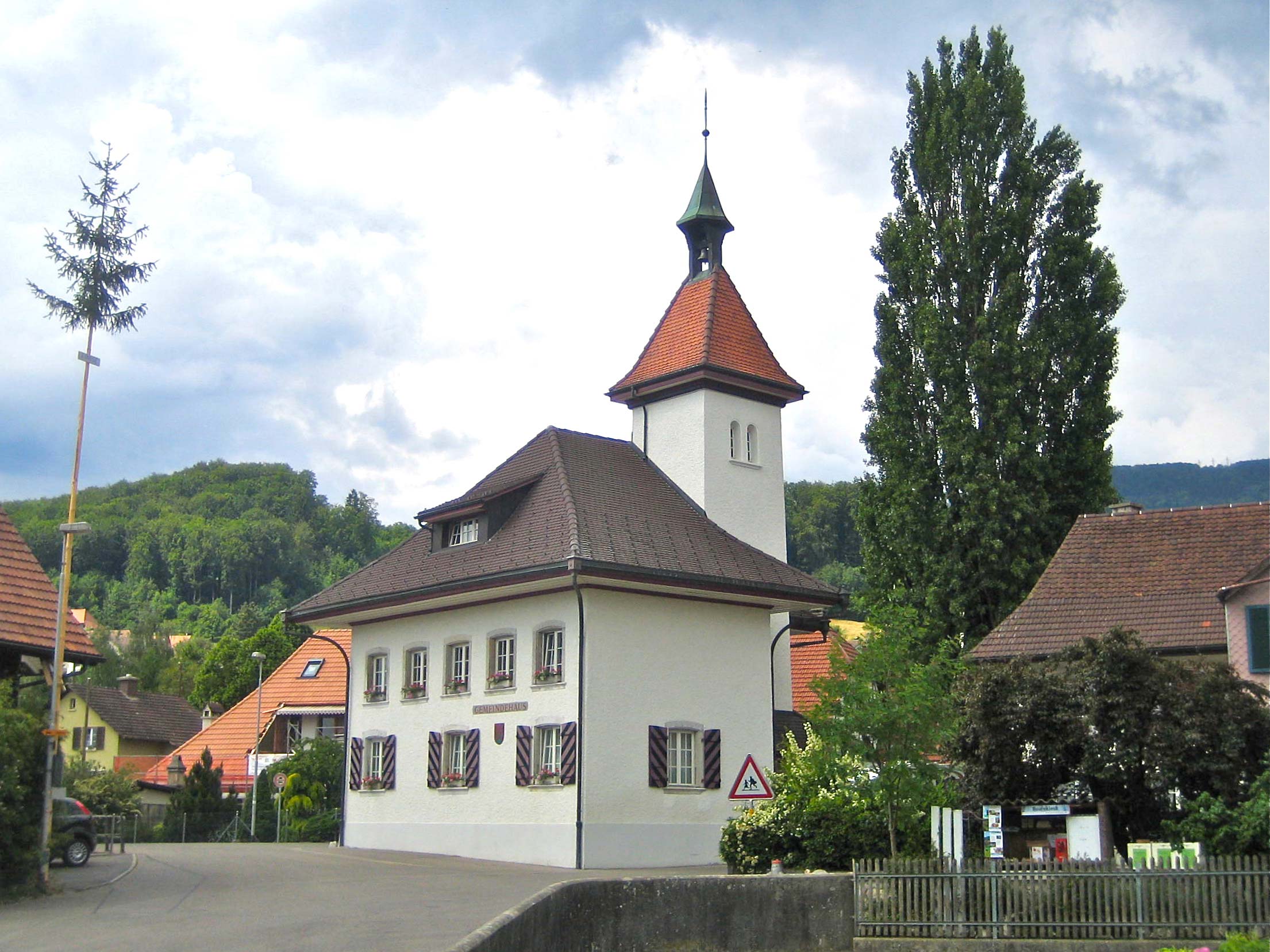 Attiswil: Gemeindehaus mit alter Pappel