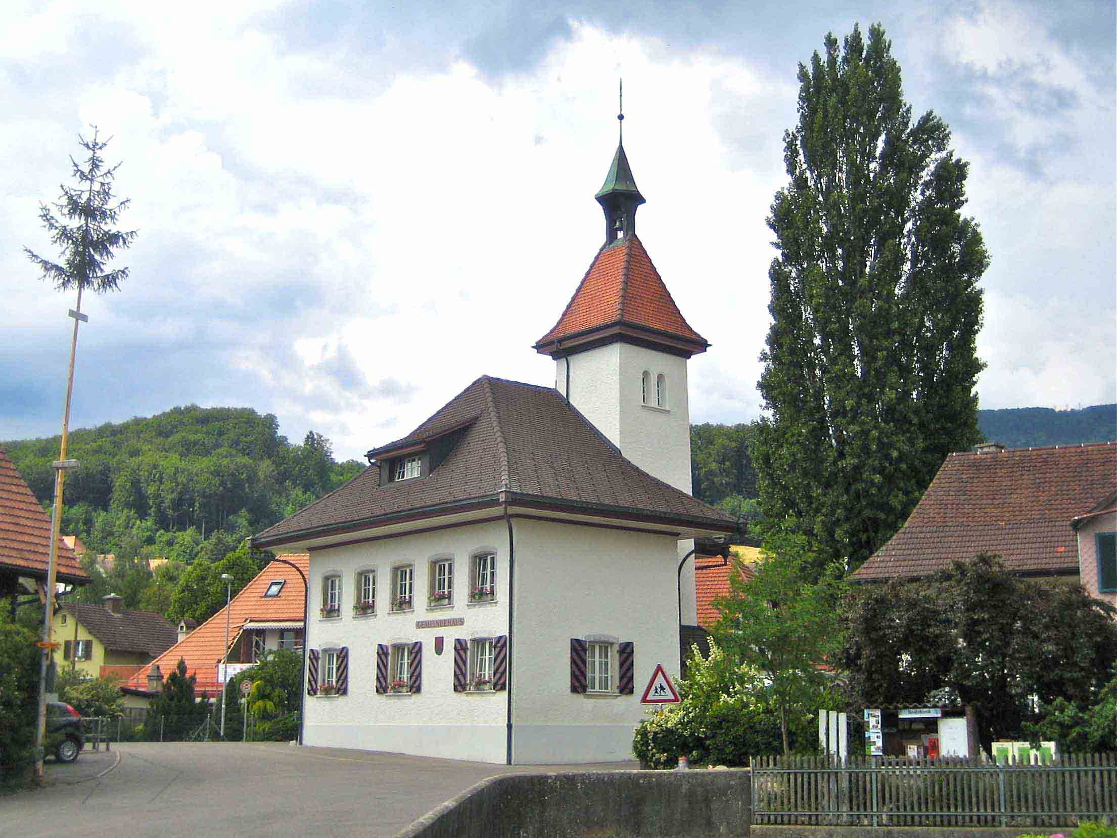 Attiswil: Gemeindehaus mit Pappel