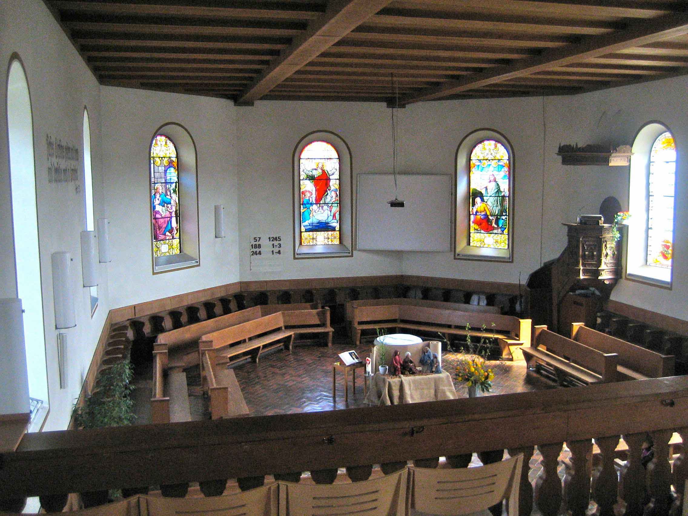 Chor der Kirche Niederbipp mit Kanzel von 1728 und Fenstern von 1910  - Choir of Niederbipp Church with pulpit from 1728 and stained glass from 1910