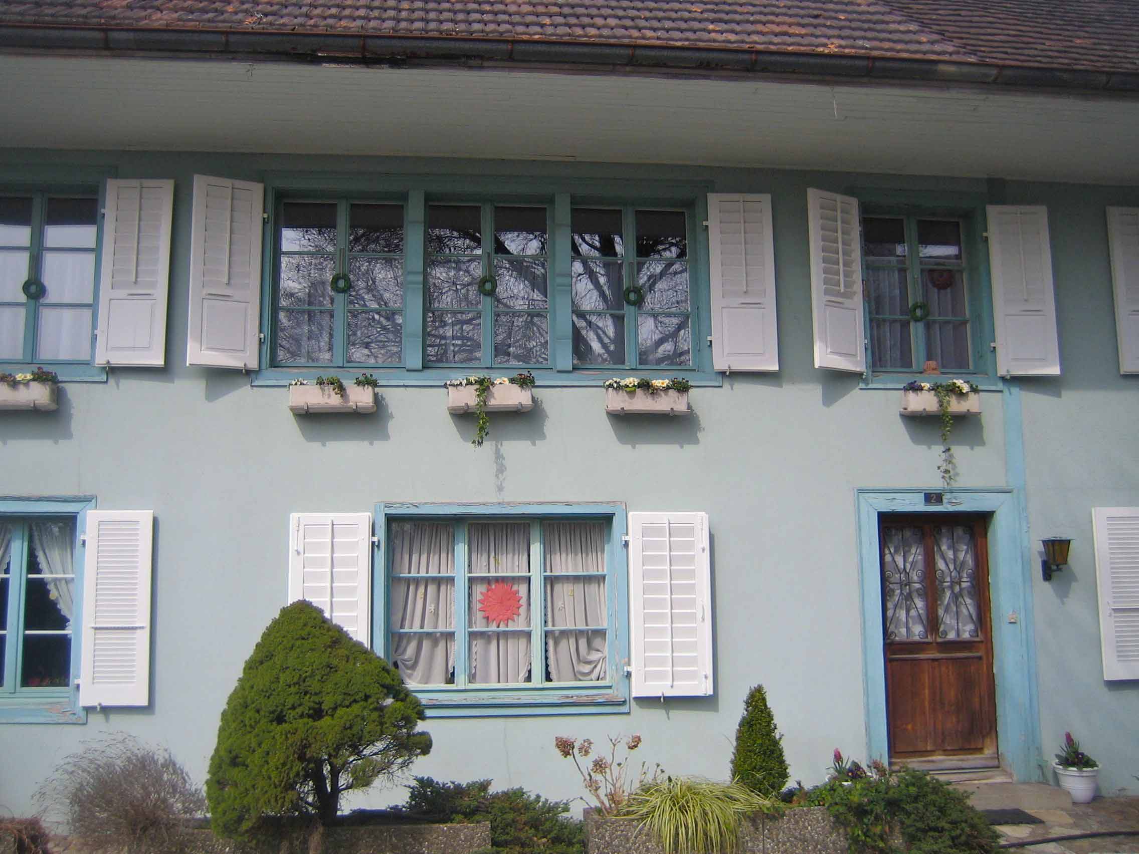 Haus in der Kirchgasse mit teilweise geschnitzten Fensterrahmen - House in Kirchgasse, with some of the window frames carved